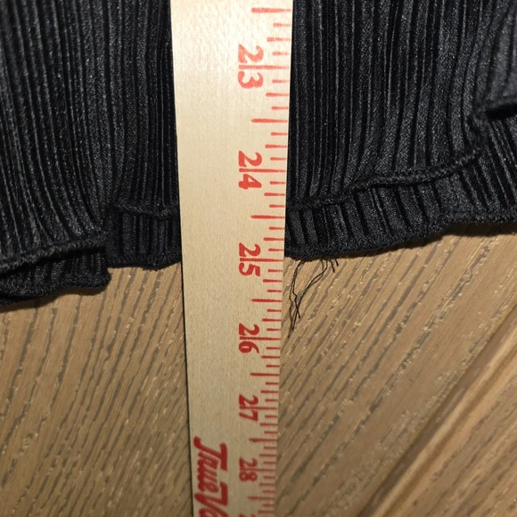 Elegant Black Blazer with Pleated Sleeves - Picture 5 of 7